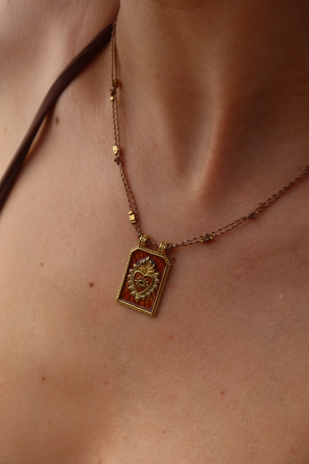 Collier Tiki marron